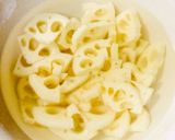 レンコンとにんじん、きくらげの照り炒め作り方1写真