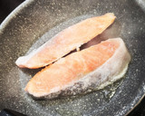 鮭のバター醤油焼き♪冷凍のまま！作り方1写真