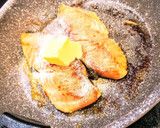 鮭のバター醤油焼き♪冷凍のまま！作り方4写真