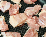 鶏もも肉の片焼き＆片蒸しの赤味噌炒め作り方1写真