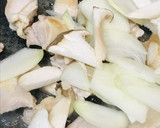 鶏もも肉の片焼き＆片蒸しの赤味噌炒め作り方3写真