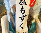 簡単★生もずくと豆腐舞茸のお味噌汁作り方1写真