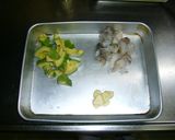 えびとアボカドのカレー炒め作り方1写真