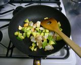えびとアボカドのカレー炒め作り方4写真