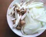 簡単！鮭・キノコのケチャップ炒め煮♪作り方1写真