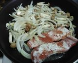 簡単！鮭・キノコのケチャップ炒め煮♪作り方3写真