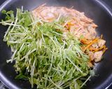簡単!銀鮭と豆苗のピリ辛炒め作り方3写真
