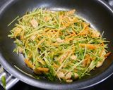 簡単!銀鮭と豆苗のピリ辛炒め作り方4写真