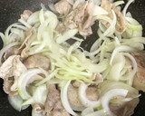 生姜焼き用豚ロースと玉ねぎの味噌炒め作り方3写真