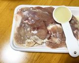 炊飯器でチキンライス♪ホワイトソース添え作り方1写真