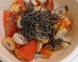 トマトと竹輪塩昆布和え作り方2写真