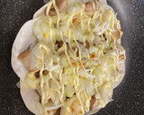 男のロマン！餃子の皮ピザ　照り焼きマヨ風作り方3写真