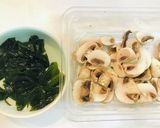 じゃがいもとワカメとキノコのお味噌汁作り方1写真
