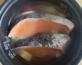 新米に合う！さつまいもと鮭の炊き込みご飯作り方3写真