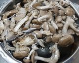 シャカシメジとベーコン、キャベツの油炒め作り方2写真