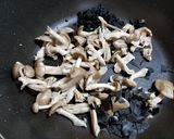 シャカシメジとベーコン、キャベツの油炒め作り方3写真