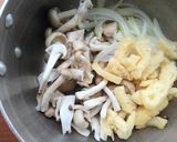玉ねぎ・しめじ・ふわふわ卵のお味噌汁♪作り方2写真