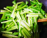 ちょい足しで＊蕪の葉とさつま揚げの炒め物作り方1写真