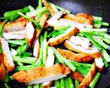 ちょい足しで＊蕪の葉とさつま揚げの炒め物作り方2写真