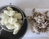 簡単カリフラワーとしめじのカレーマヨ炒め作り方1写真