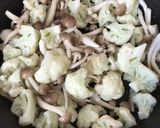 簡単カリフラワーとしめじのカレーマヨ炒め作り方2写真