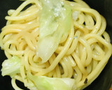 毎日の納豆●ミニ焼そばの上にのせて作り方2写真