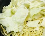 毎日の納豆●ミニ焼そばの上にのせて作り方1写真