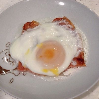 レンジで簡単、ベーコンエッグ(目玉焼き) by クックまいななパパ