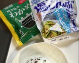 塩昆布と炊き込みワカメのおにぎり作り方1写真