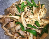 あっさり！舞茸とピーマンと豚肉の炒め物☆作り方2写真