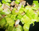 お好み焼き風！厚揚げとキャベツの炒め物作り方3写真