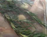 ローズマリーで鶏もも肉のガーリック焼き☆作り方1写真