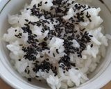 白いご飯に黒ゴマを作り方1写真