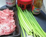 美味にんにくの芽と豚肉の醤油・五香粉炒め作り方1写真