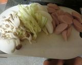 サバの水煮缶と魚肉ソーセージで野菜炒め。作り方1写真