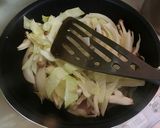 サバの水煮缶と魚肉ソーセージで野菜炒め。作り方3写真