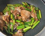 美味にんにくの芽と豚肉の醤油・五香粉炒め作り方9写真