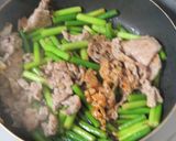 美味にんにくの芽と豚肉の醤油・五香粉炒め作り方8写真