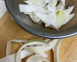 歯応えが楽しい大根の皮と葉の山椒炒め作り方1写真