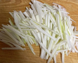 レモン香る大根の皮と貝柱缶の塩もみサラダ作り方1写真