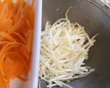 簡単♪鶏ミンチ団子もやし人参の豆乳鍋作り方1写真