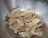 刺身こんにゃくとキュウリのサラダ作り方1写真