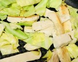 サラダチキン＆キャベツの豆乳カルボナーラ作り方1写真