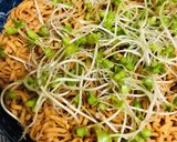 アレンジ●スプラウト&玉子チキンラーメン作り方1写真