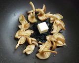 大ナメコ、乾燥ワカメなど・バター醤油炒め作り方3写真