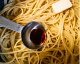 材料3つ♪具なしパスタで昼食♪バター醤油作り方1写真
