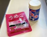 ごま塩とうめこ(カリカリ梅)のおにぎり作り方1写真