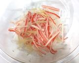 子供も大好き♬カニカマと大根のマヨサラダ作り方3写真