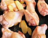 大根と骨付き鶏肉の煮付け作り方1写真
