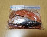 下味冷凍でふっくら♪鮭のごまみりん漬け作り方1写真
